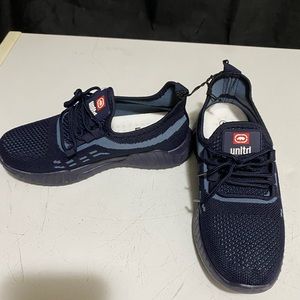 New UNLtd boys sneakers dark blue size 4